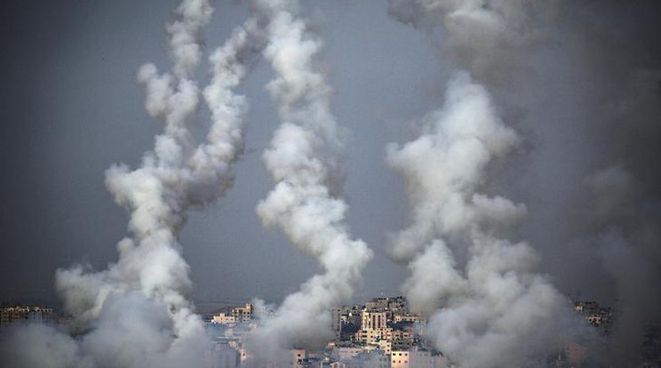 Izraeli célpontokra kilőtt palesztin rakéták Gáza fölött / Fotó: MTI/EPA/Mohamed Szaber