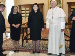 2 godziny po wydarzeniu Internet śmieje się ze stylizacji Szydło i Kempy na audiencji u papieża. FOTO