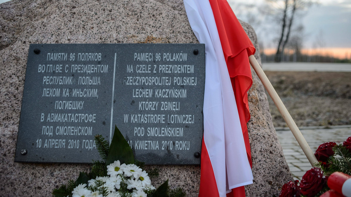 Jutro w całej Polsce odbędą się obchody siódmej rocznicy katastrofy smoleńskiej. - Przez spór o katastrofę smoleńską nie mówimy w Polsce o Katyniu - powiedział Marek Sawicki z PSL. - PiS przeżywa "patologiczną żałobę" - ocenia Katarzyna Lubnauer (N). Z kolei politycy partii rządzącej uważają, że 10 kwietnia to jedyna właściwa data, aby uczcić pamięć ofiar.