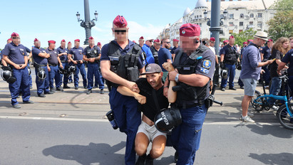 Kiderült hány embert és miért büntettek meg a rendőrök a hétfői tüntetésen – Megmagyarázták a sokkoló használatát is
