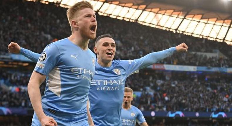 Kevin De Bruyne (à gauche) et Phil Foden ont tous les deux inscrit un but lors de la demi-finale aller face au Real Madrid. PAUL ELLIS / AFP