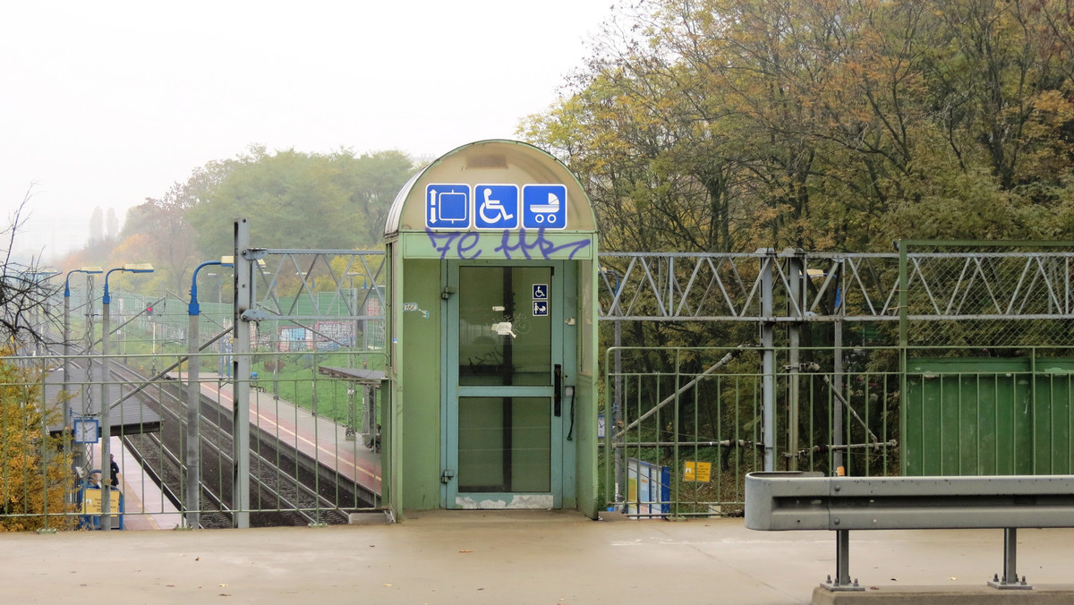 Zdemontują stare, zniszczone i wstawią nowe. Osiem nowoczesnych wind pojawi się na stołecznych wiaduktach drogowych. Dewastacji urządzeń dźwigowych mają zapobiegać zamontowane w nich kamery. Monitoring ma się w przyszłym roku pojawić we wszystkich 105 windach pozostających w zarządzie ZDM.