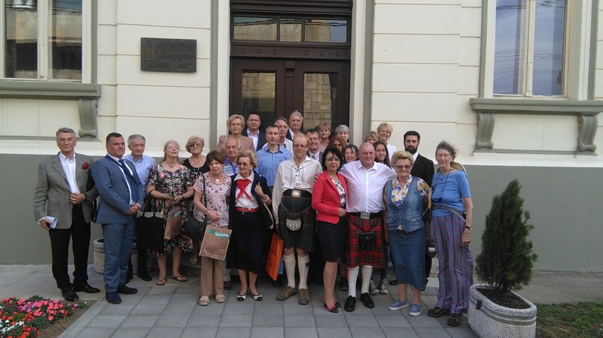 Rođaci škotskih bolničarki ispred spomen ploče u Kruševcu