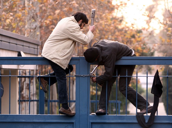 Irańscy studenci  szturmują ambasadę Wielkiej Brytanii w Teheranie