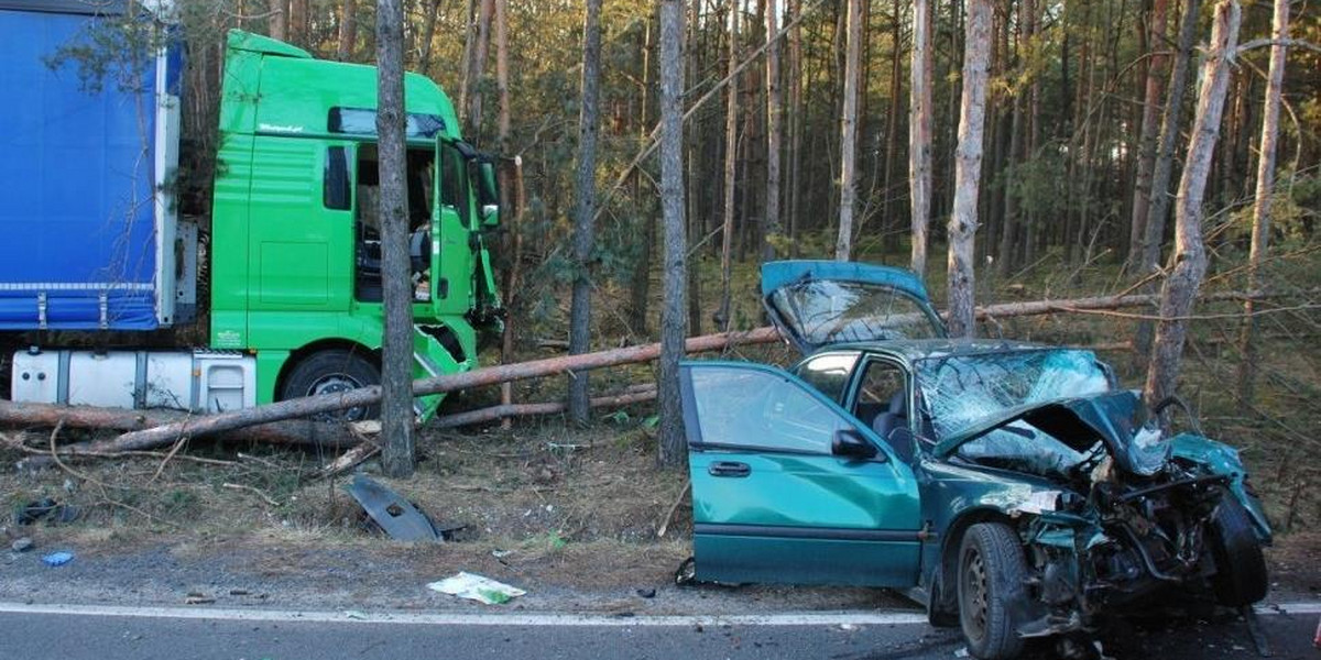 Wjechał autem w ciężarówkę. Nie żyje