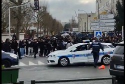 Dwieście zakapturzonych osób zaatakowało szkolę koktajlami Mołotowa