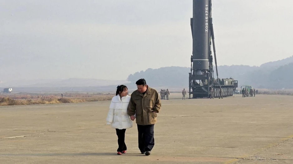 Fotografija prvog zvaničnog pojavljivanja Kim Džu Ae, sa ocem Kimom Džongom Unom pored interkontinentalne balističke rakete, objavljena je 19. novembra 2022. godine | Foto: Reuters