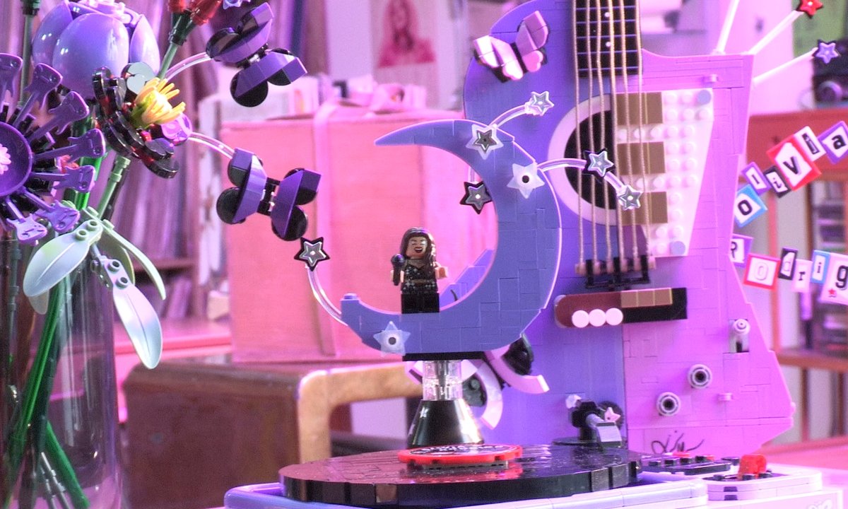 LEGO i Olivia Rodrigo prezentuje nową kolekcję, zachęcając fanów odkrywania historii w każdym elemencie