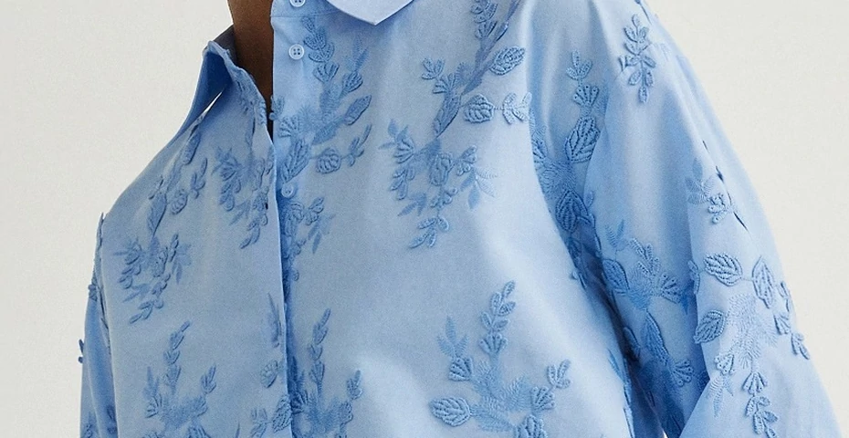 Ta błękitna koszula wygląda jak ręcznie haftowana. Jest z sieciówki, a powala jakością