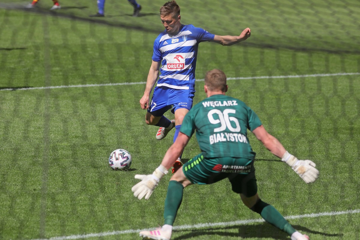 Bramkarz Jagiellonii Białystok Damian Węglarz (P) i Torgil Gjertsen (L) z Wisły Płock podczas meczu 28. kolejki piłkarskiej Ekstraklasy w Białymstoku
