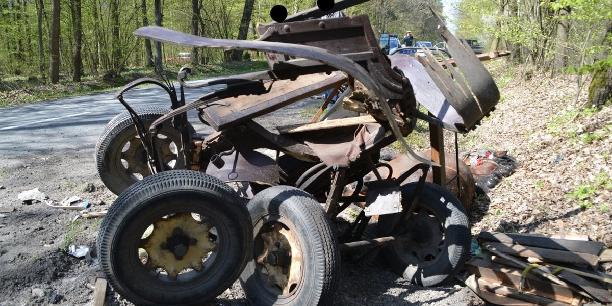 Wóz konny został doszczętnie zniszczony po zderzeniu z mercedesem