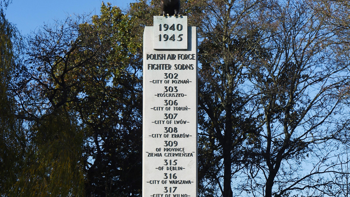 Rodziny weteranów i osobistości oficjalne złożyły dziś wieńce pod londyńskim pomnikiem polskich lotników, służących podczas drugiej wojny światowej w jednostkach podległych brytyjskim Królewskim Siłom Powietrznym (RAF).