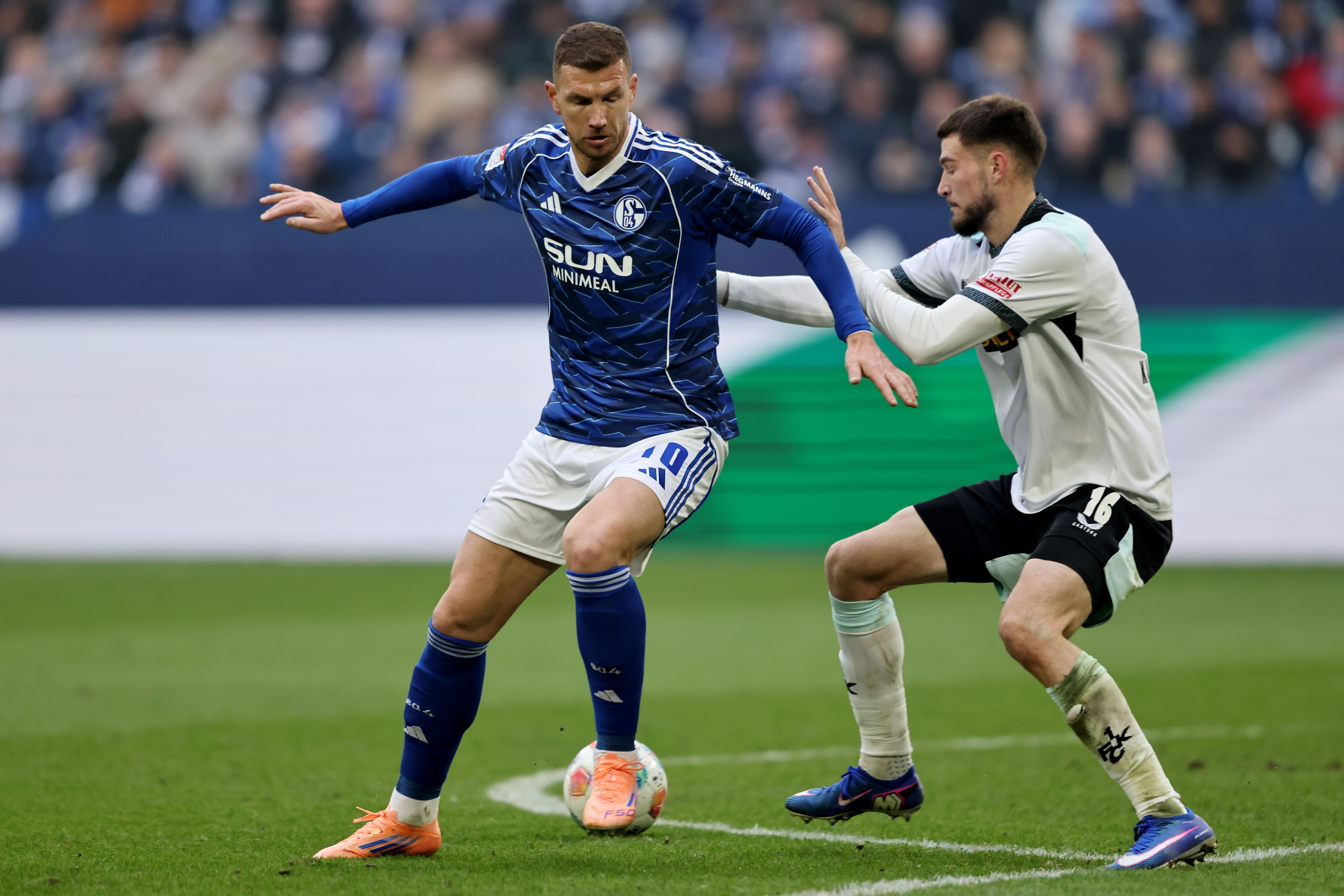 Historisch: Dzeko wird mit 39 Jahren ältester Torschütze der 2. Liga – und rettet Schalke