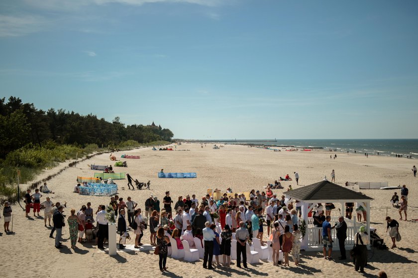 Kamila i Patryk z Lęborka pobrali się na plaży w Łebie