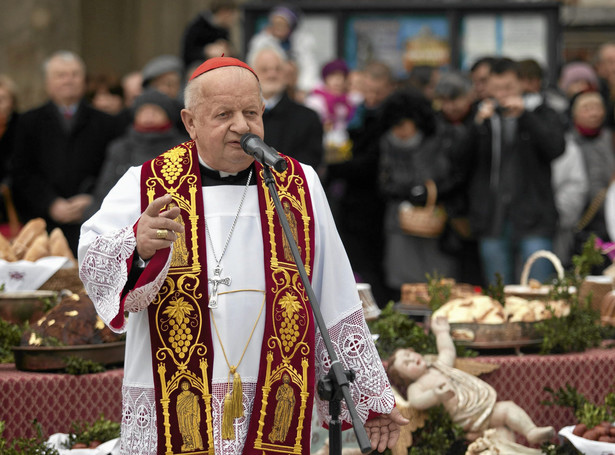 Kardynał Dziwisz dolał oliwy do ognia. Prezydent zabierze głos?