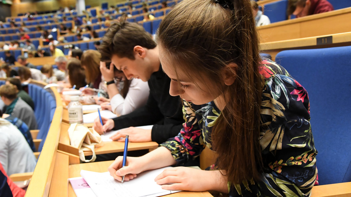 W sobotę w Auli Auditorium Maximum UJ odbyło się V Dyktando Krakowskie. Na jubileuszowej edycji pojawili się znani artyści: Ania Wyszkoni, Roksana Węgiel oraz Marek Piekarczyk. Z czym musieli zmierzyć się uczestnicy konkursu?