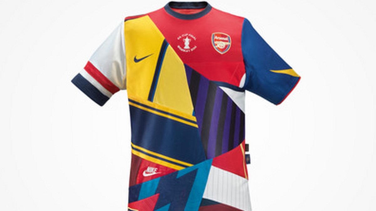 Marka Nike postanowiła w wyjątkowy sposób uczcić 20 lat współpracy z Arsenalem Londyn. W związku z tą rocznicą projektanci zaprojektowali wyjątkową koszulkę, która zapewne będzie nie lada gratką dla fanów Kanonierów.