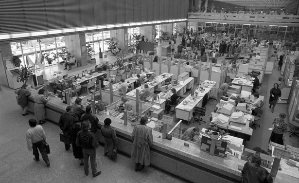 Warszawa 14.04.1992. X Oddział Banku PKO BP (Powszechna Kasa Oszczędności Bank Polski), banku wydzielonego z Narodowego Banku Polskiego (NBP)