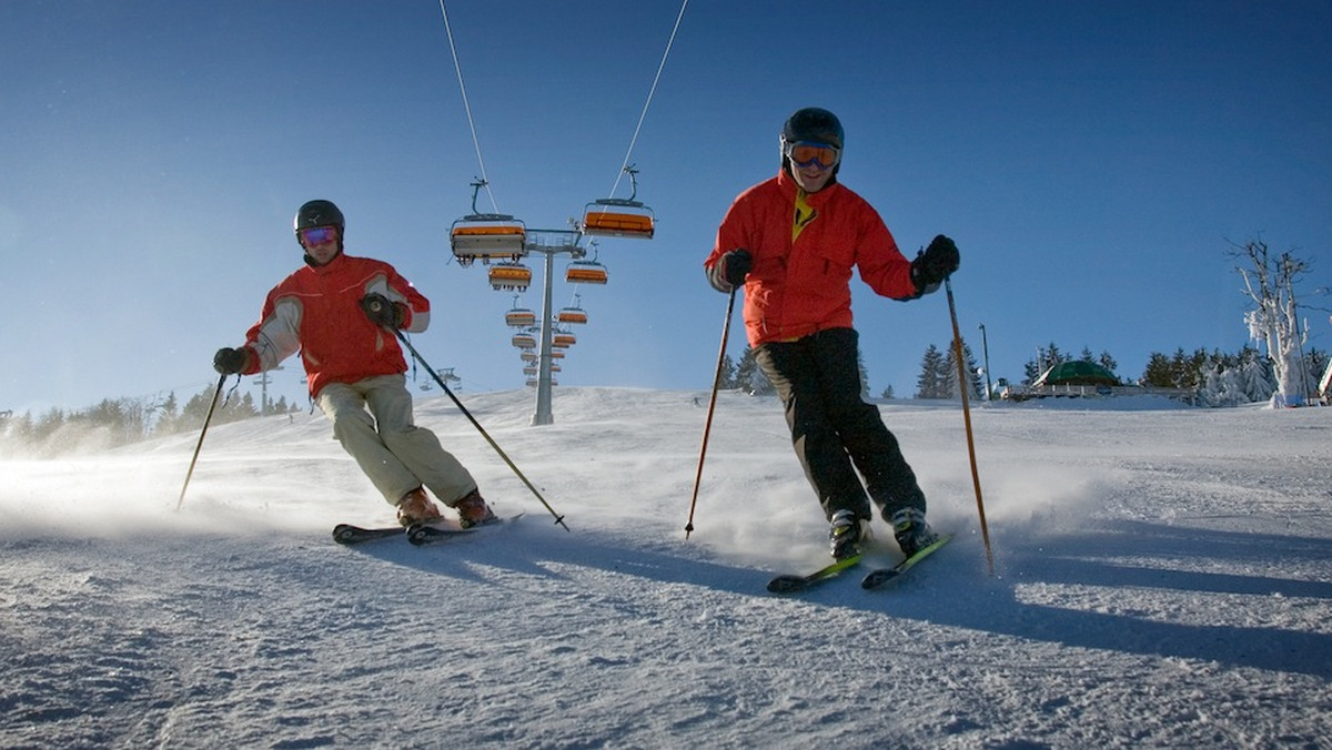 Podczas gdy narciarze i snowboardziści przygotowu­­­ją sprzęt do zbliżającej się zimy, właściciele ośrodków pracują nad uatrakcyjnieniem oferty. Ostatnim efektem ich starań jest program SudetySKI. Karnet, który pozwala skorzystać z  trzech najważniejszych ośrodków narciarskich Sudetów jest już dostępny w sprzedaży on-line. Warto się śpieszyć, bo jeszcze przez miesiąc skipass można nabyć w promocyjnej, przedsezonowej cenie.