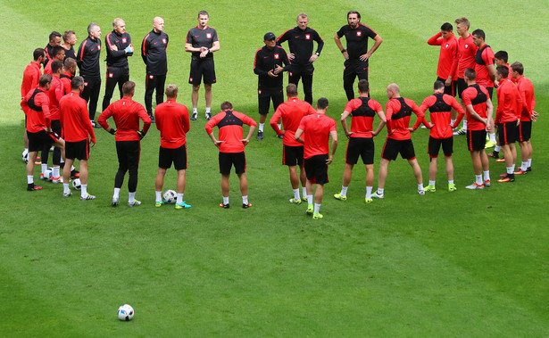 Kibice powitali polskich piłkarzy w Paryżu. Kadra Nawałki trenowała na Stade de France