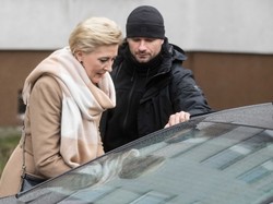 Mało kto wygląda tak dobrze obładowany bagażami. Agata Duda zadała szyku w drodze do Wisły na święta. FOTO