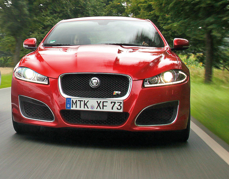 Jaguar XFR V8 Supercharged: kot pokazuje pazury