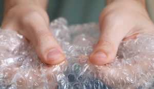 Pucketava folija sa mehurićima ima terapeutski efekat