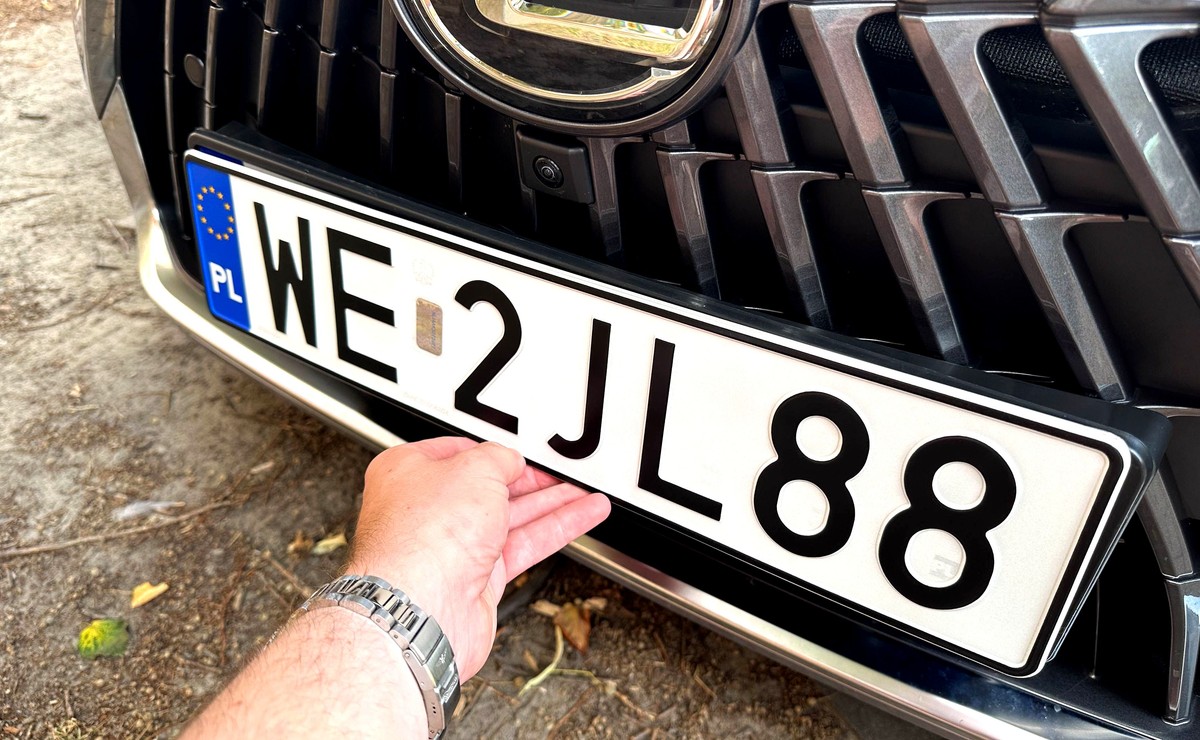 Montaż tablic rejestracyjnych na nowym samochodzie, opłaty komunikacyjne 2026