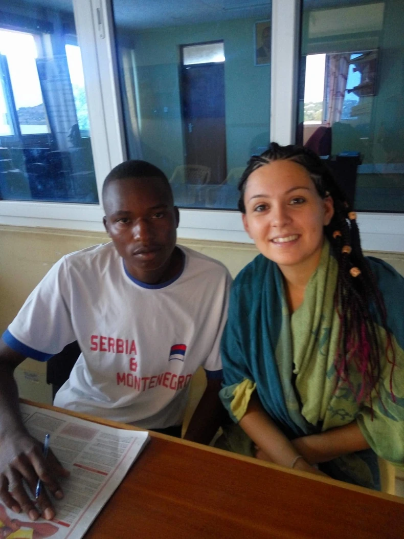 Sa momkom iz Kenije u zanimljivoj majici