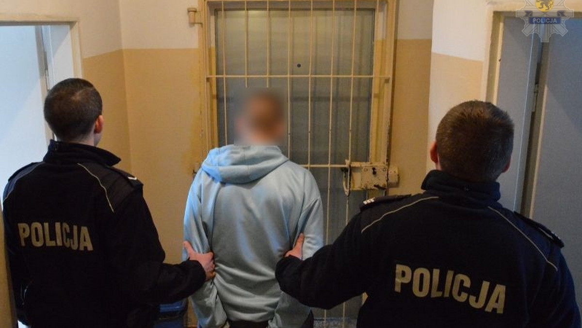 22-letni mężczyzna został doprowadzony do tczewskiej prokuratury, gdzie usłyszał zarzuty. Grozi mu do 12 lat więzienia.