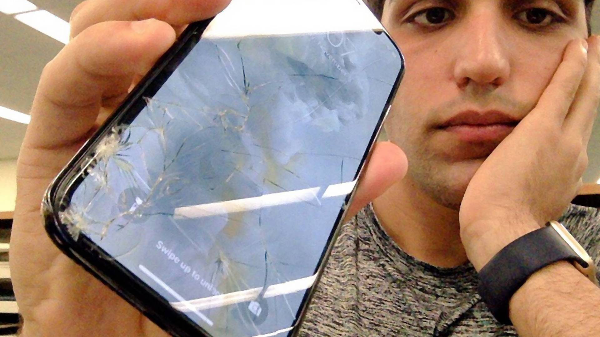 Ljudi su potrošili 1.000 evra za novi iPhone i odmah se pohvalili slomljenim ekranom