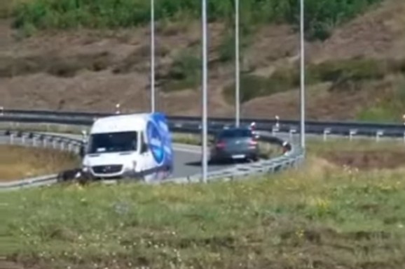 (VIDEO) DRAMA NA "MILOŠU VELIKOM" Automobil vozio u kontra smeru, kombi izbegao tragediju u poslednjoj sekundi, kamere SVE SNIMILE: Od ovog snimka sve podilazi jeza