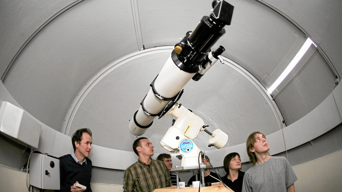 Pierwsze z 14 szkolnych obserwatoriów astronomicznych, tzw. astrobaz, które powstają w województwie kujawsko-pomorskim, będą uruchomione pod koniec maja. Wszystkie obiekty mają zostać oddane do końca wakacji.