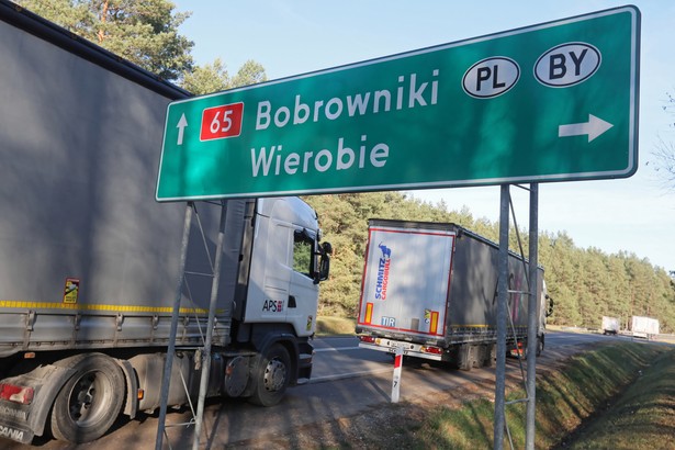 Kolejka ciężarówek do przejścia granicznego w Bobrownikach (Podlaskie)