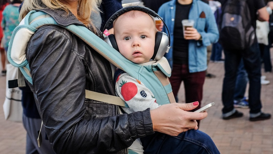 Veľmi dôležité je myslieť na citlivý detský sluch a v hlučnom prostredí ho chrániť špeciálnymi tlmičmi.