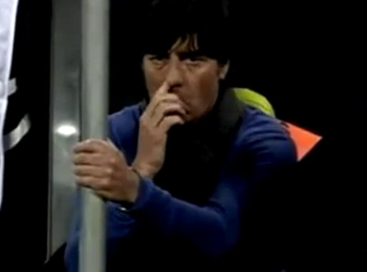 Trener Niemców dłubał w nosie. To hit!