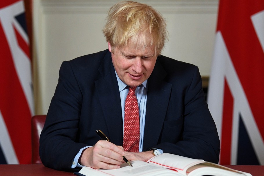 Premier Wielkiej Brytanii Boris Johnson w trakcie podpisywania oficjalnego traktatu o rezygnacji z członkostwa w Unii Europejskiej, Londyn, 24.01.2020