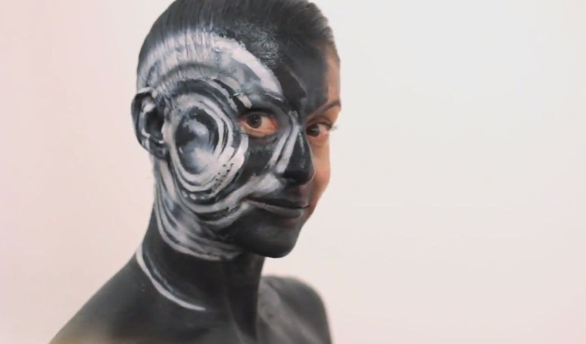 Pomalowane kobiety ułożyły samochód