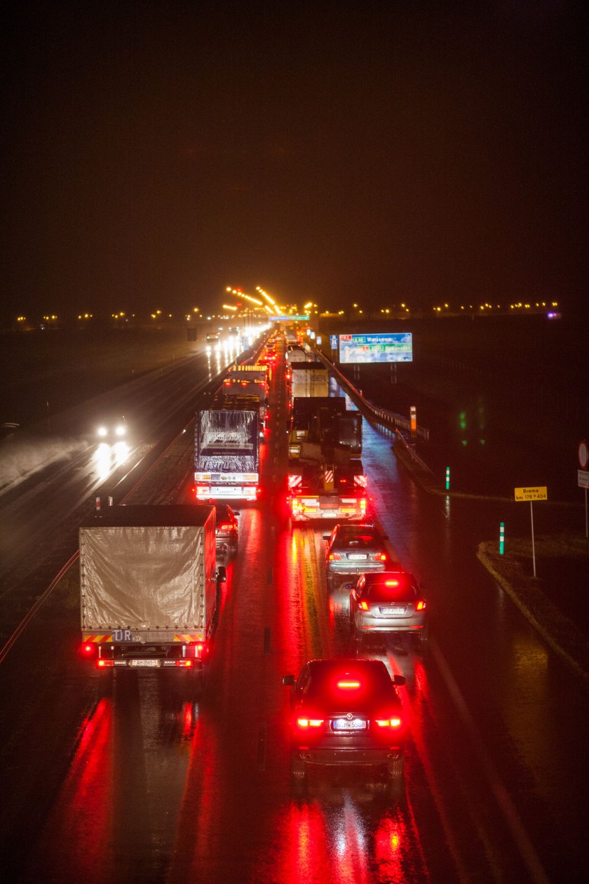 Gigantyczny korek na A2! Płonął samochód. Kierowca uciekł