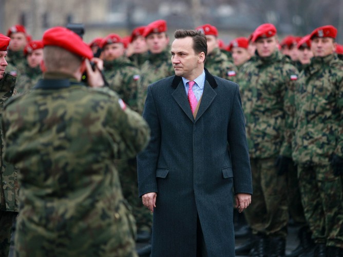 Radosław Sikorski podczas przywitania kontyngentu Żandarmerii Wojskowej wracającego z misji z Konga