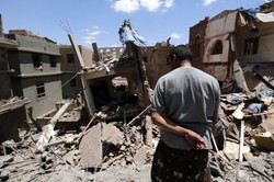 Arabskie naloty na zbuntowane starożytne miasto Sana. Budynki legły w gruzach