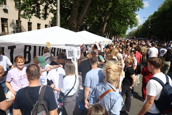 U Beogradu okupljanja studenata u blokadi pred protest na Trgu Slavija, policija kod Pionirskog parka (FOTO)