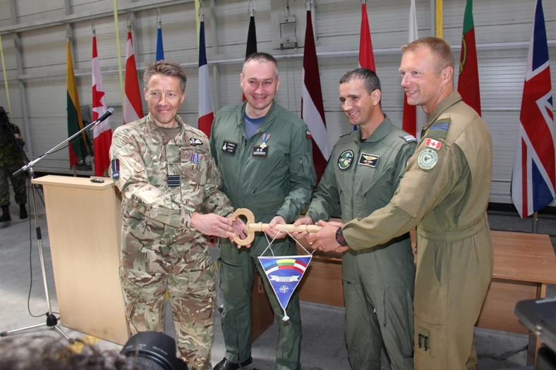 Oficjalne zakończenie misji Baltic Air Policing - przekazanie klucza