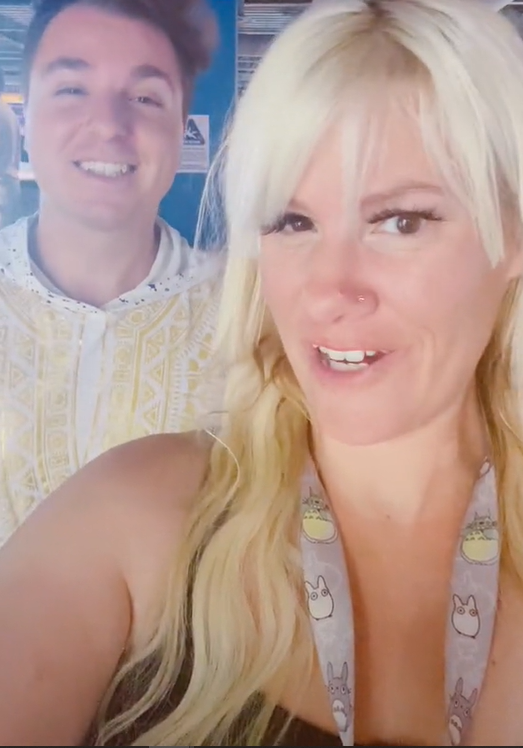 Kara jednoducho miluje starostlivosť o mužov.