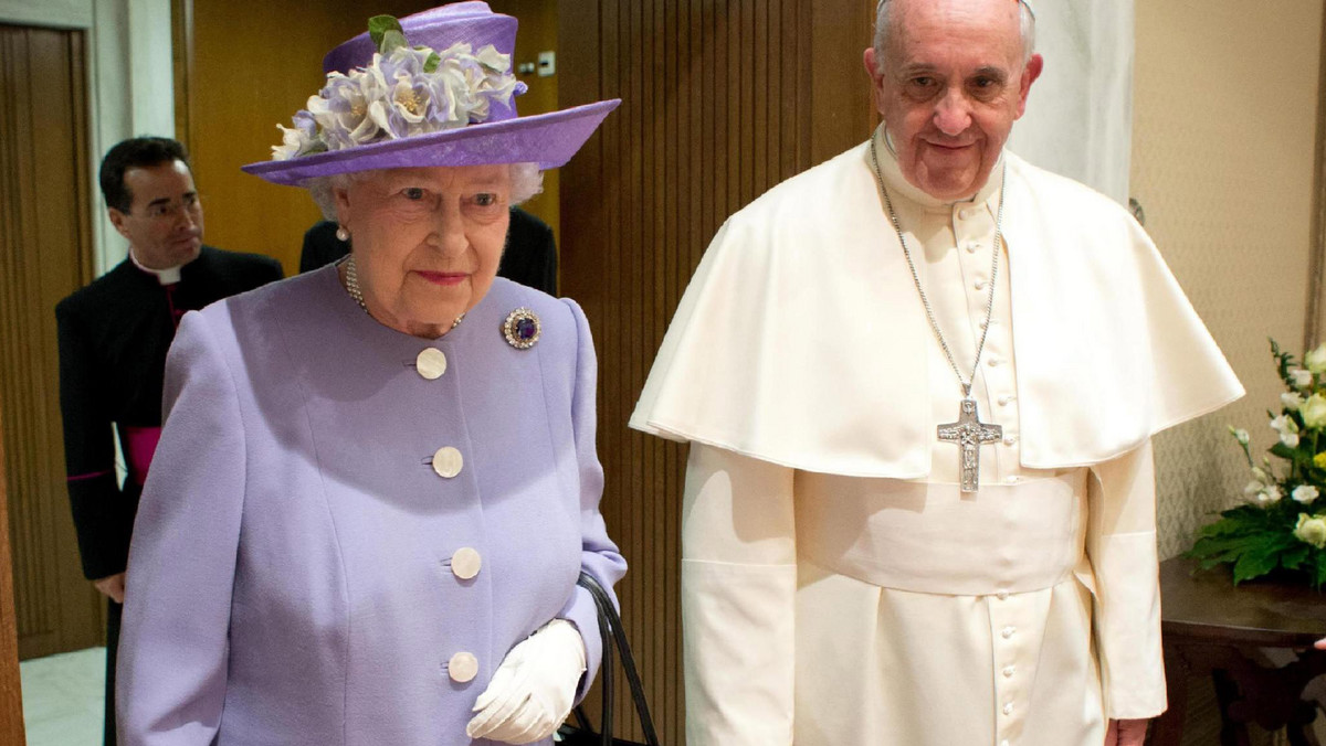 Obiad z prezydentem Włoch Giorgio Napolitano i prywatne spotkanie z papieżem Franciszkiem - to jedyne punkty czwartkowej, piątej już wizyty królowej brytyjskiej Elżbiety II w Rzymie. Do Wiecznego Miasta monarchini powróciła po 14 latach.