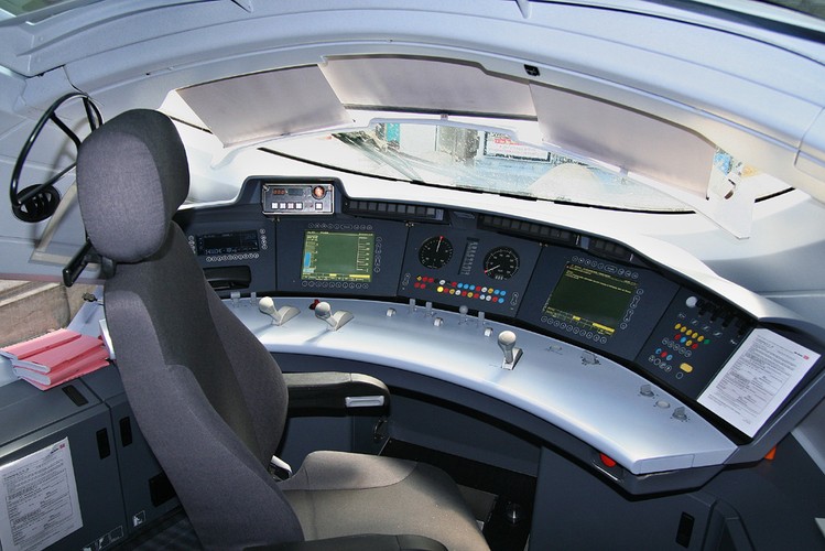 Niestety, to właśnie z udziałem pociągu ICE doszło do najtragiczniejszego wypadku w historii kolei dużych prędkości. W czerwcu 1998 r. w Eschede w Dolnej Saksonii pociąg ICE relacji jadący z Monachium do Hamburga wykoleił się przy prędkości 200 km/godz., uderzając w podporę wiaduktu. Zginęło 101 osób, a ponad 100 zostało rannych. Powód - pęknięcie obręczy koła w pierwszym wagonie. 
Za trzy lata pociągi najnowszej generacji ICE3 mają pojechać z Frankfurtu do Londynu pod kanałem La Manche. Termin operacji został przesunięty z powodu opóźnieniach w dostawach pociągów, które maja problem z homologacją. Rząd Francji - w imieniu Alstomu - bez skutku próbował uniemożliwić wjazd Siemensa do Eurotunelu. fot. Sebastian Terfloth User:Sese_Ingolstadt, CC 3.0