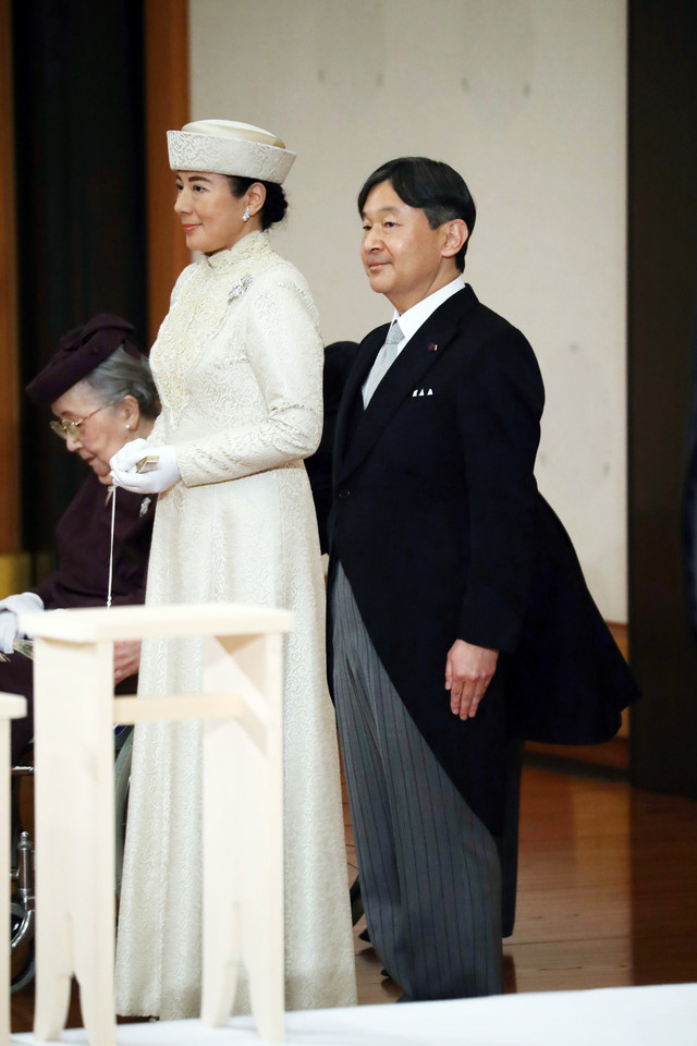 Masako weszła na salę na drugą część ceremonii wraz z innymi dorosłymi kobietami z rodziny cesarskiej.