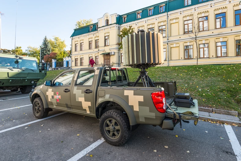 Radar AN-TPQ-49 podczas wystawy wojskowej w Kijowie w 2021 r.