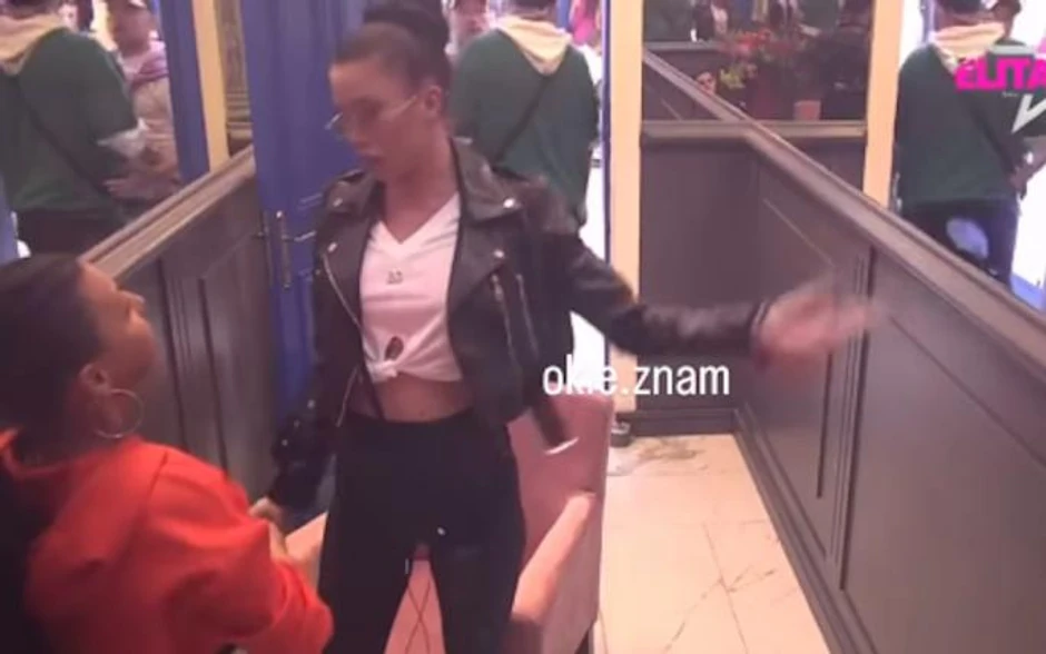 Teodora i Marija se raspravljaju