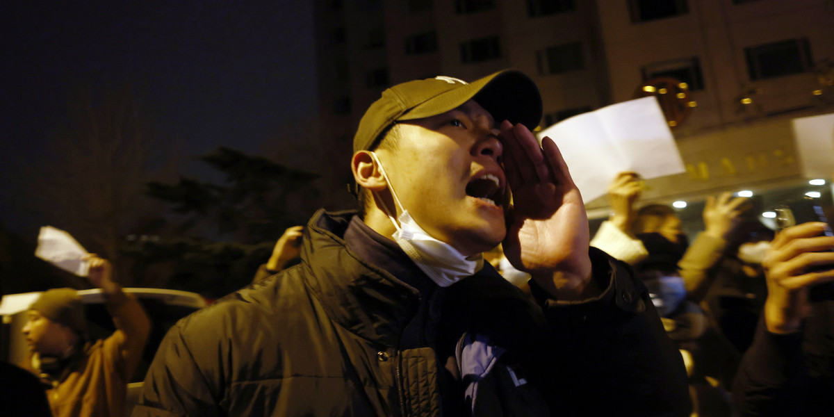 Chińczycy wyszli na ulice, by protestować przeciw polityce zero covid